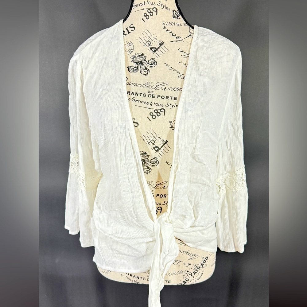 Xhilaration women’s White front tie bell sleeve Cardigan. Size medium